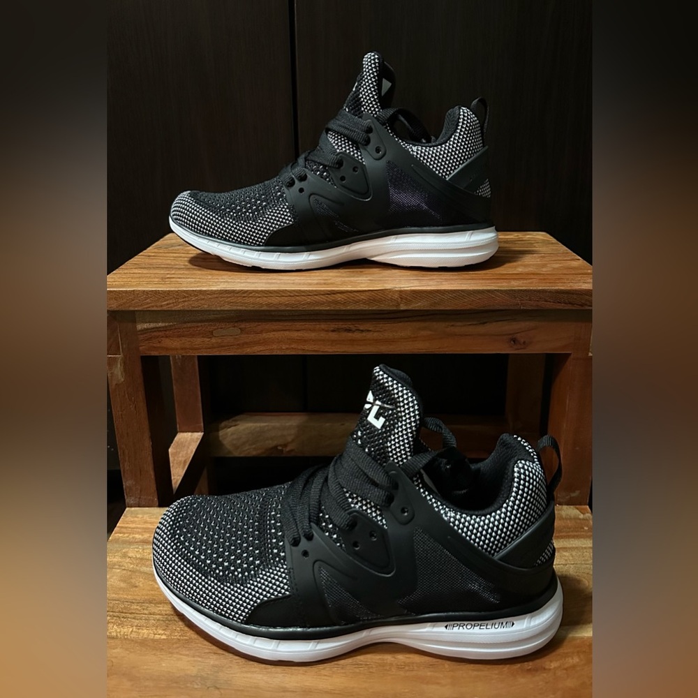 APL Women’s Ascend in Black/White. NIB. Size 6